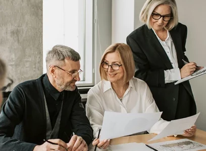 personnes qui discutent avec des documents en main